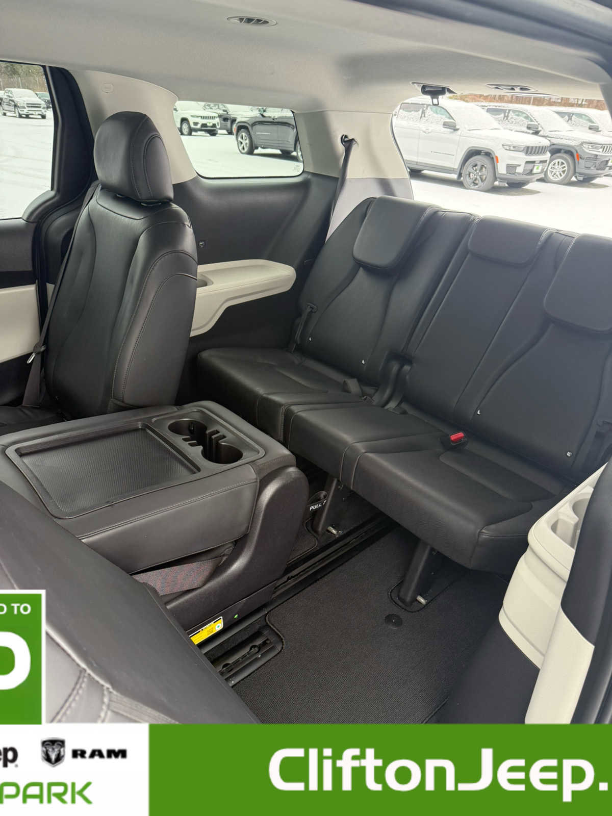 Used 2024 Kia Carnival LX image 25