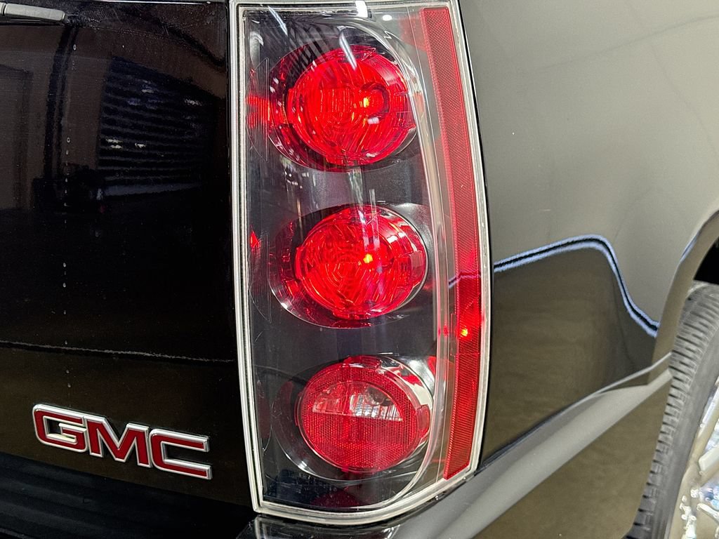 Used 2013 GMC Yukon Denali RWD image 34