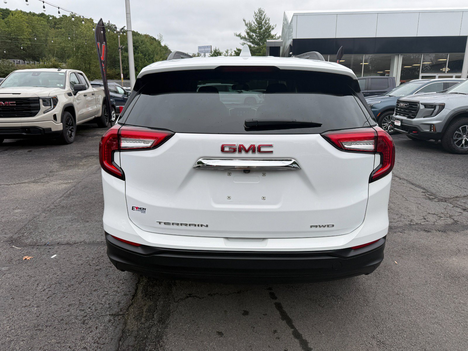 Used 2024 GMC Terrain SLE w/ Driver Convenience Package AWD/4WD image 4