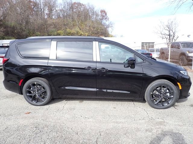 New 2026 Chrysler Pacifica Select w/ S Appearance Package image 8