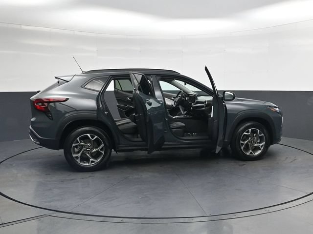 Used 2025 Chevrolet Trax LT FWD image 32