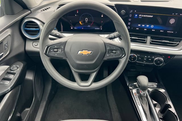 Used 2025 Chevrolet Trax LT FWD image 16