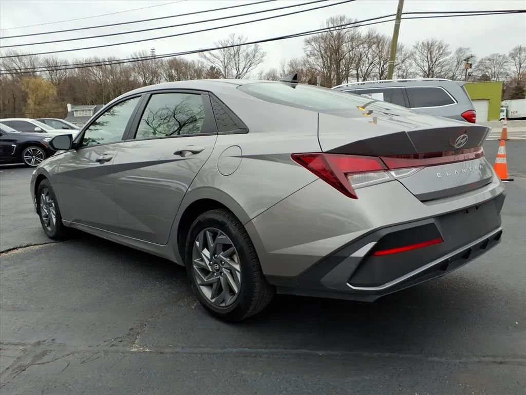 Used 2024 Hyundai Elantra SEL image 5
