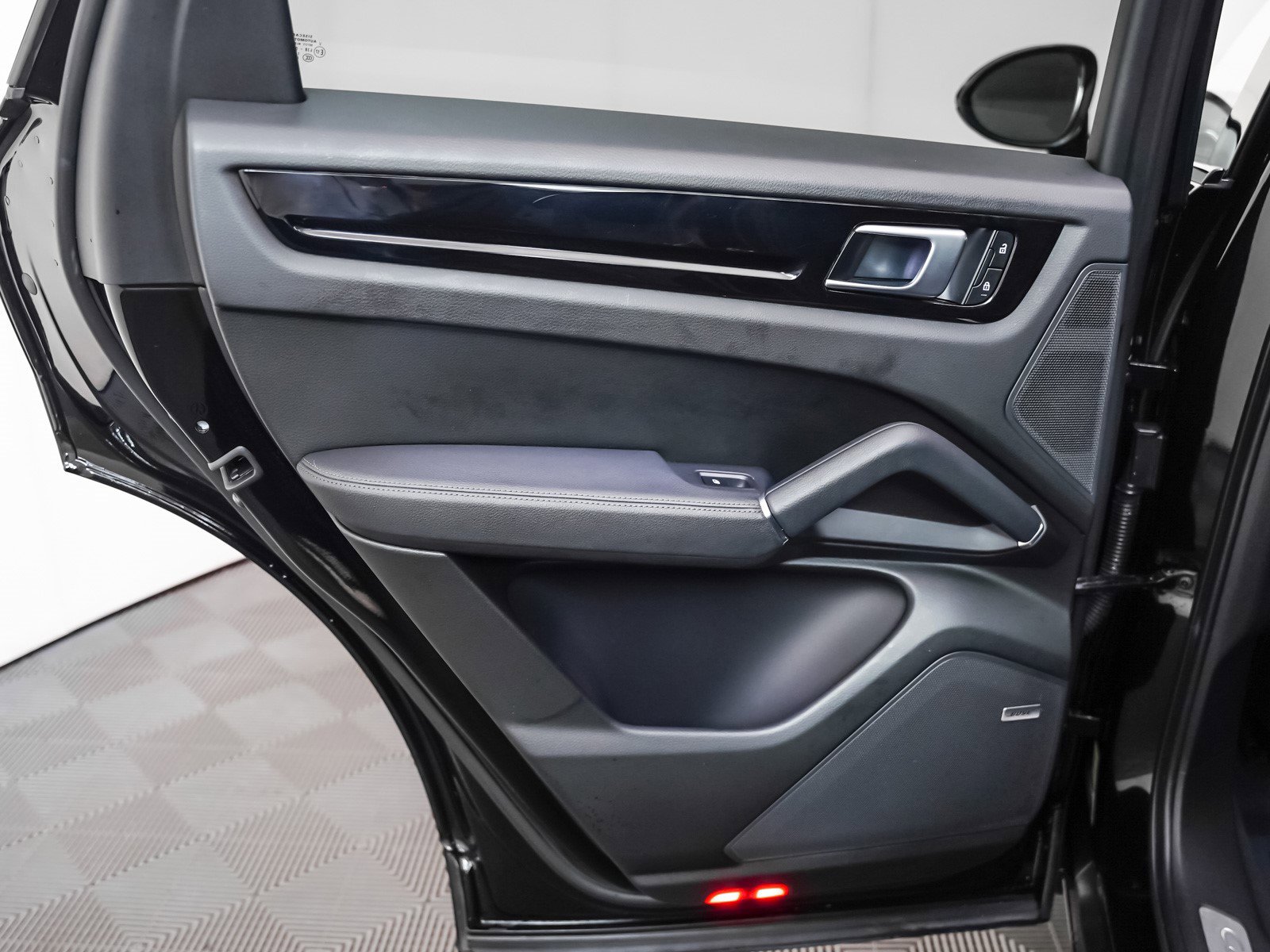 Used 2023 Porsche Cayenne image 25