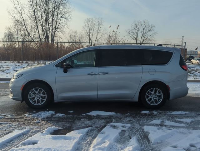 Used 2024 Chrysler Pacifica Touring-L FWD image 6