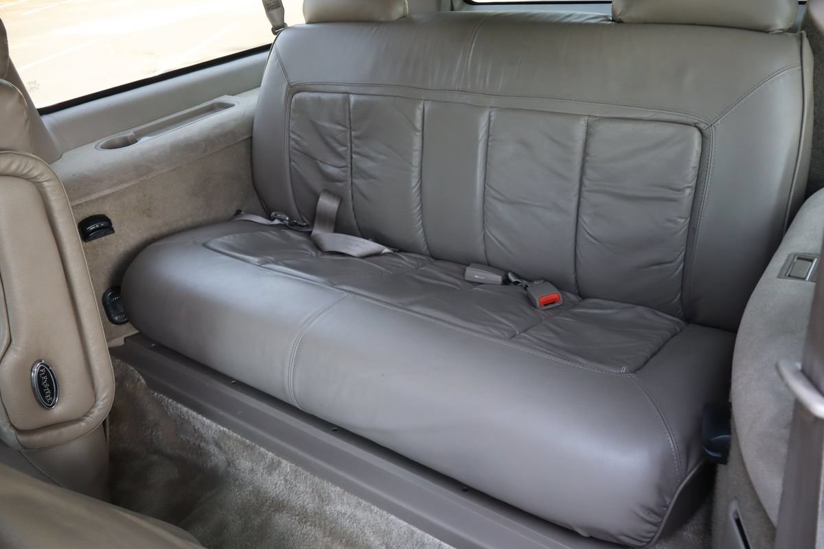 Used 1999 GMC Suburban 4WD w/ Convenience Group image 19