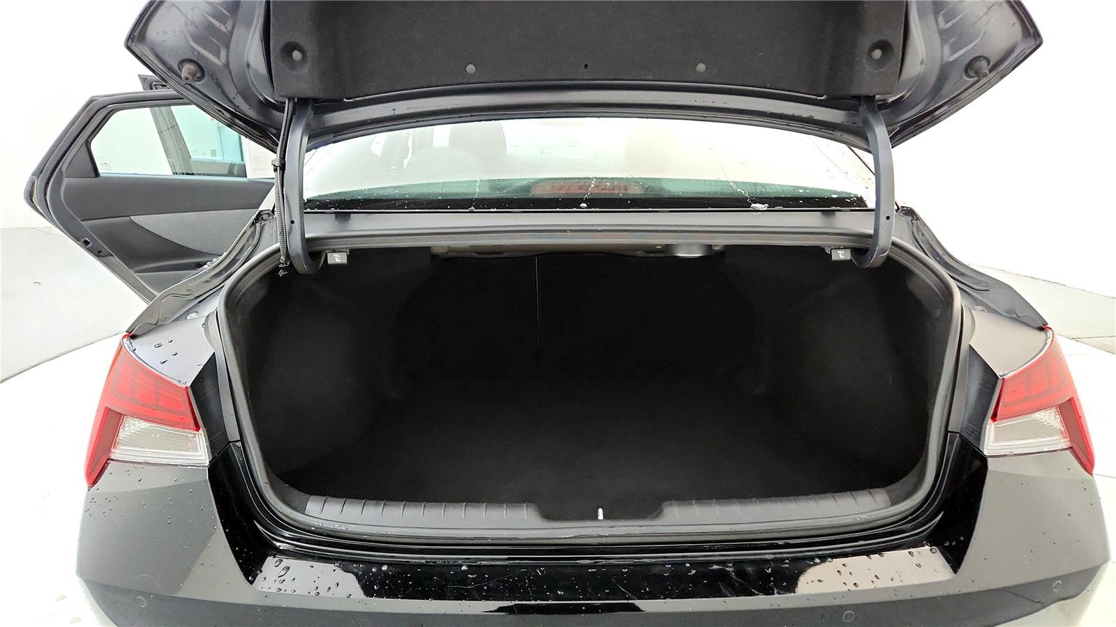 Used 2023 Hyundai Elantra Limited image 32