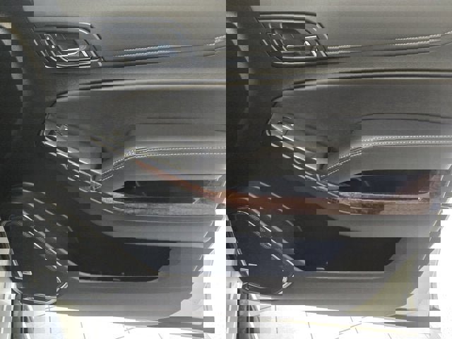 Used 2019 GMC Yukon XL SLT image 3