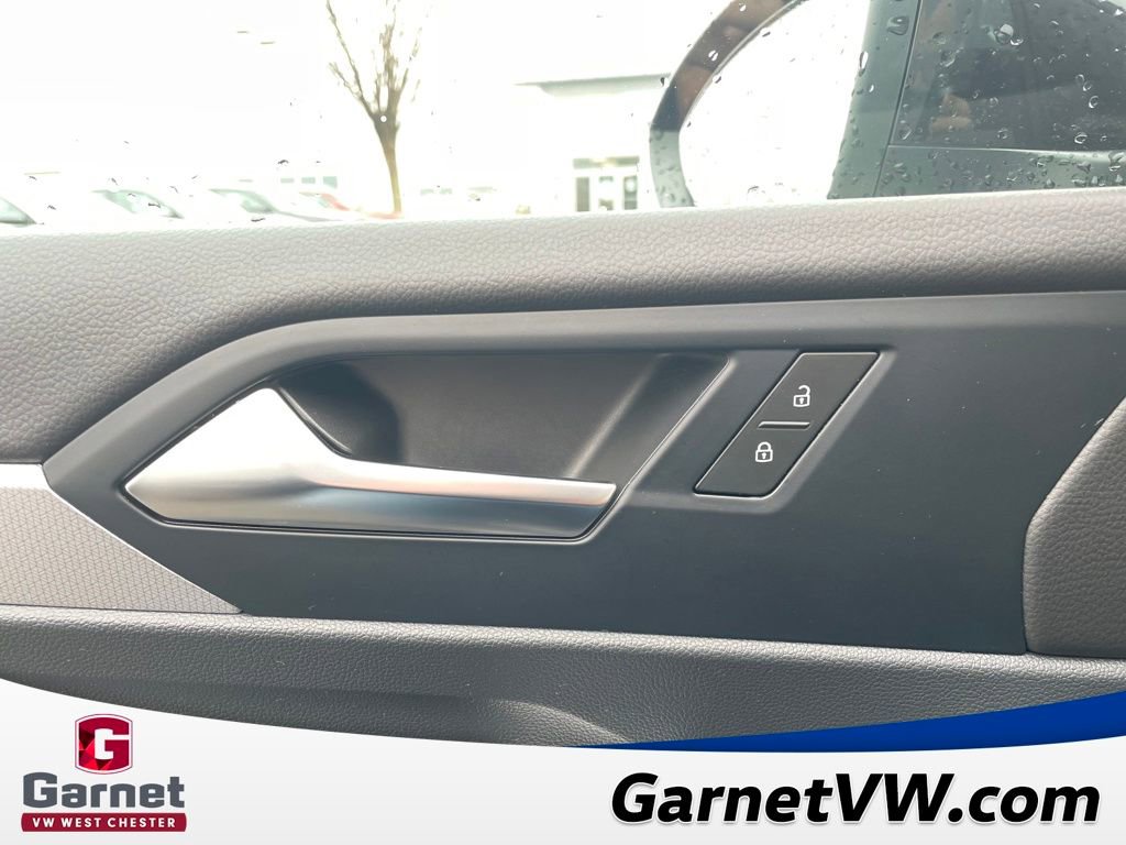 Certified 2025 Volkswagen Jetta SE image 39