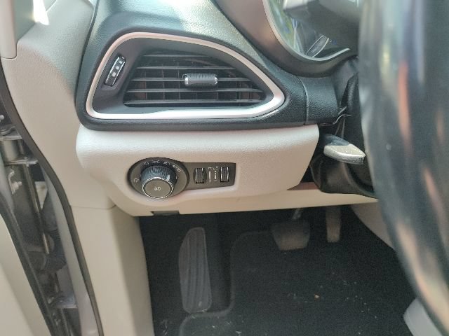 Used 2018 Chrysler Pacifica Touring-L FWD image 28