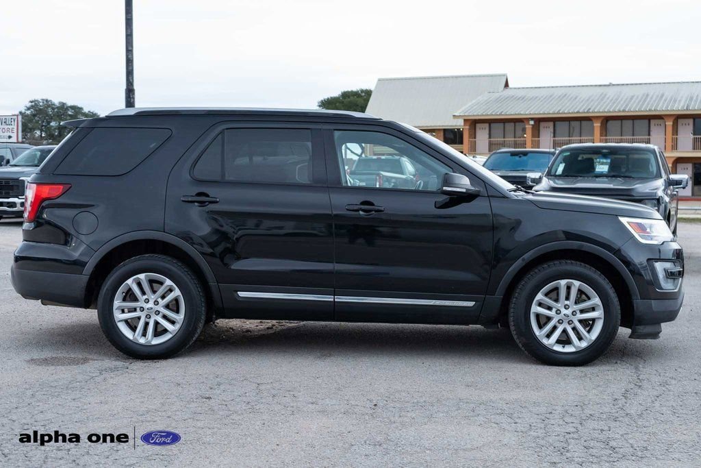 Used 2017 Ford Explorer XLT w/ Equipment Group 202A image 4