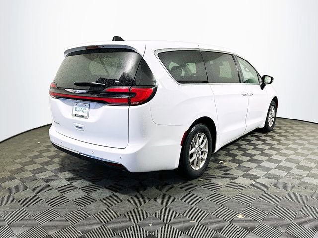 Used 2024 Chrysler Pacifica Touring-L image 8