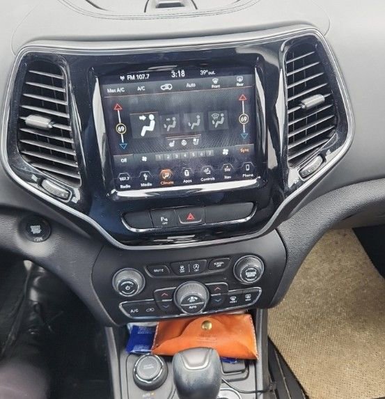 Used 2019 Jeep Cherokee Overland image 5