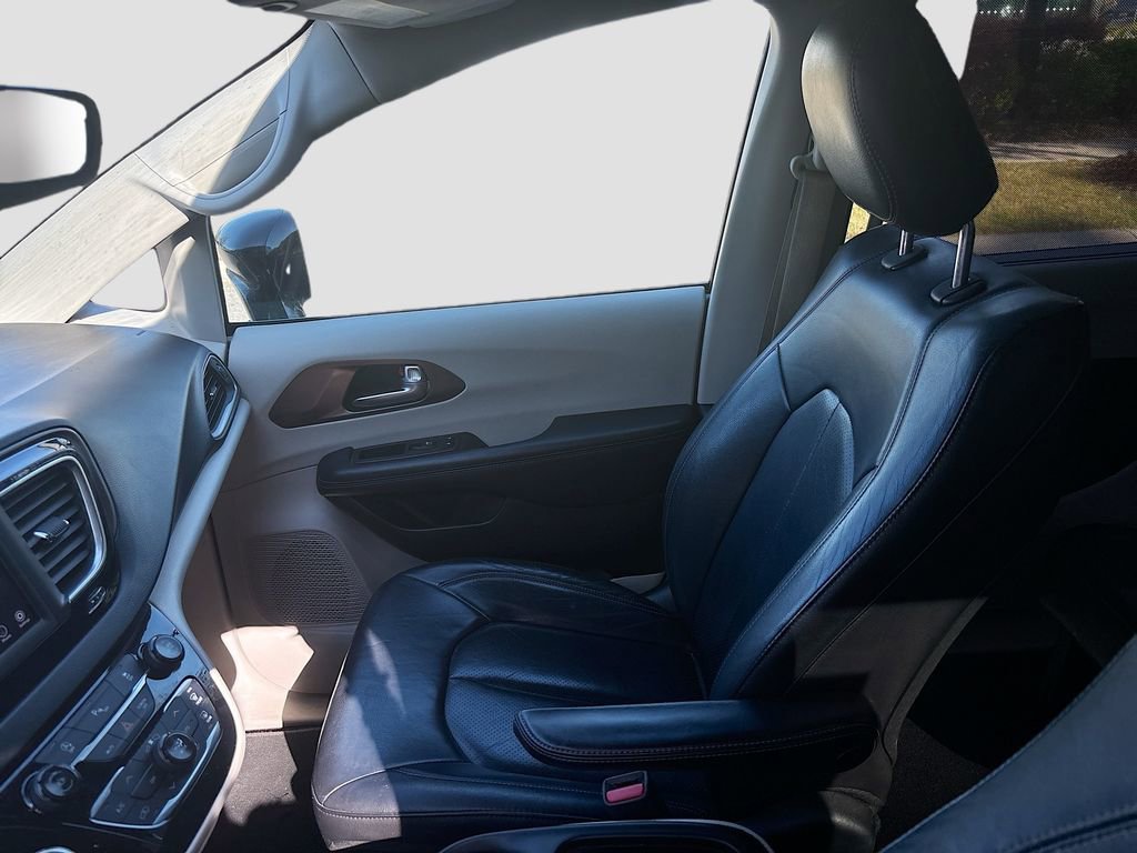 Used 2019 Chrysler Pacifica Touring-L image 40