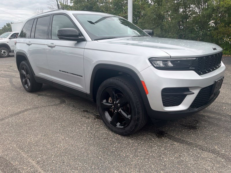 Used 2023 Jeep Grand Cherokee Altitude AWD/4WD image 3