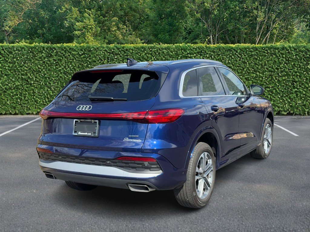 Used 2025 Audi Q5 Premium w/ Convenience Package image 3