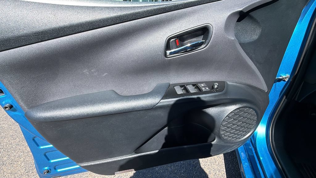 Used 2022 Toyota Prius L Eco FWD image 19