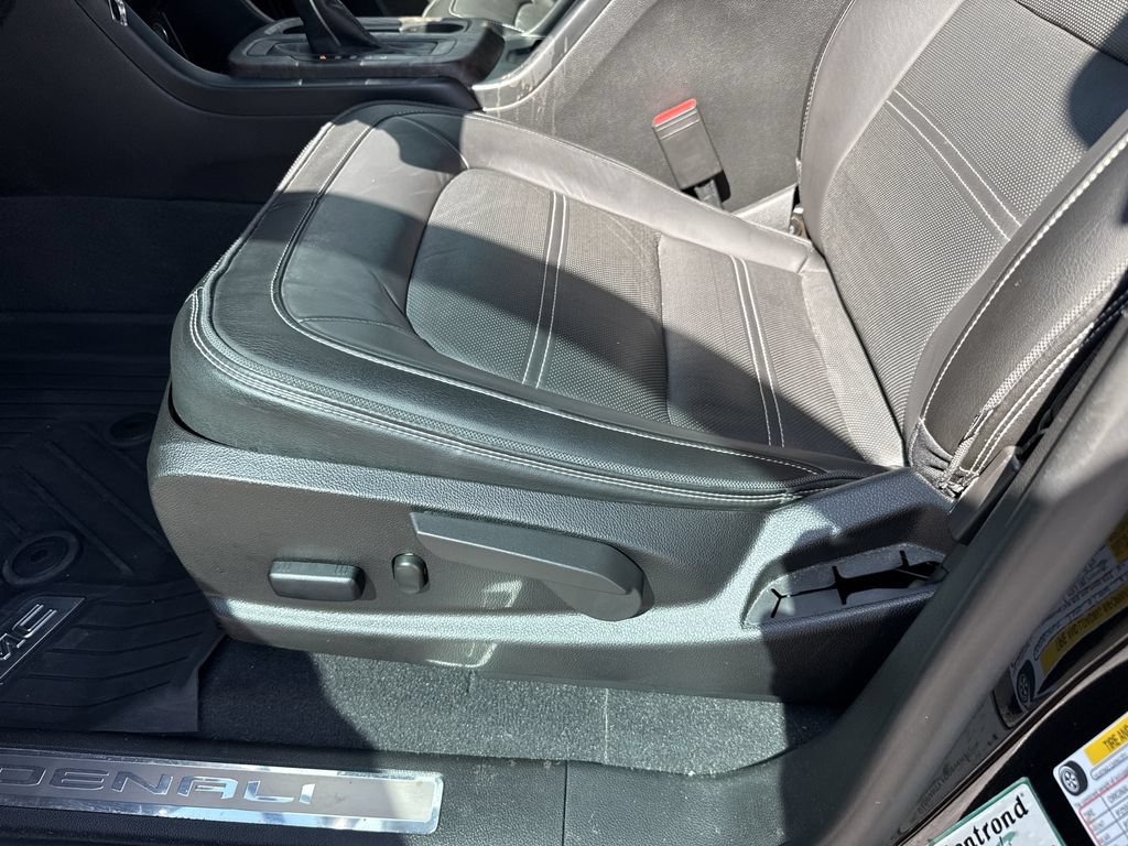 Used 2022 GMC Canyon Denali w/ Denali Black Edition Package RWD image 13