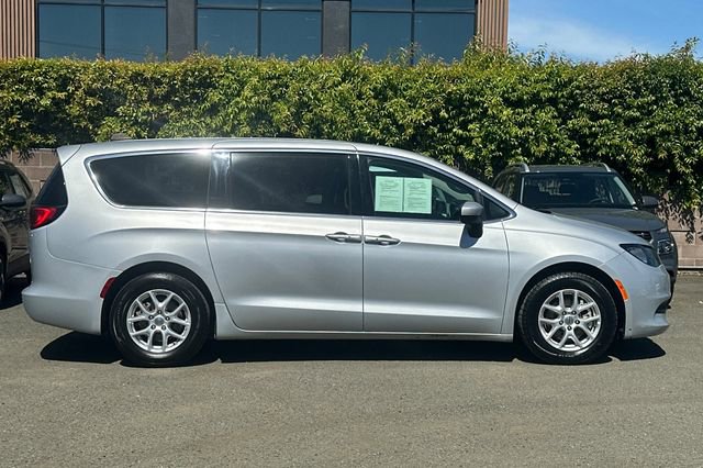 Used 2022 Chrysler Voyager LX image 3