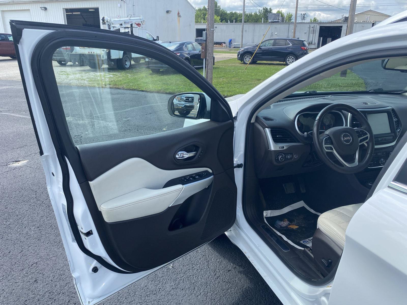 Used 2018 Jeep Cherokee Overland AWD/4WD image 12