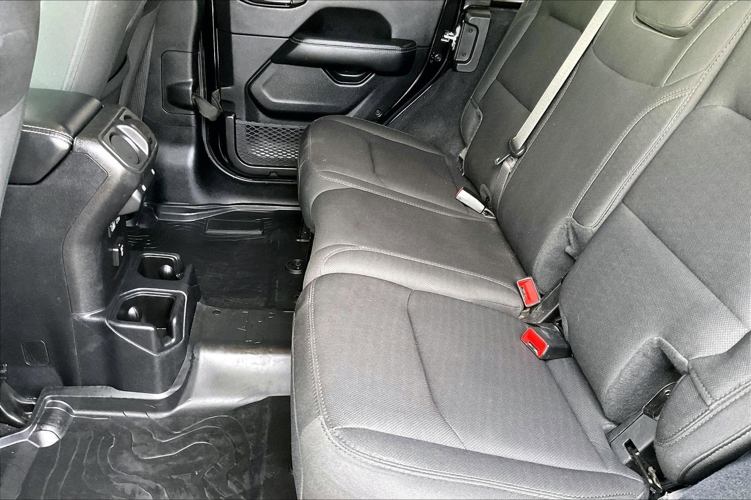 Used 2019 Jeep Wrangler Unlimited Sahara w/ Uconnect 4C Nav & Sound Group image 16