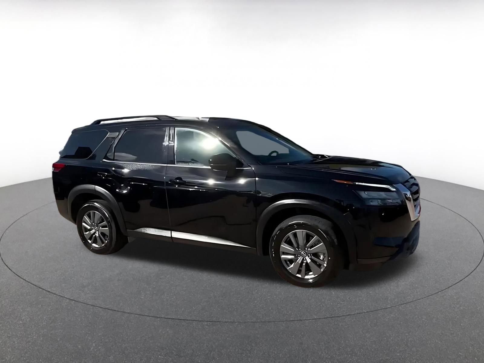 Used 2025 Nissan Pathfinder SV image 2