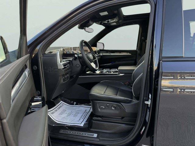 Used 2025 Cadillac Escalade ESV Sport w/ Touring Package AWD/4WD image 17