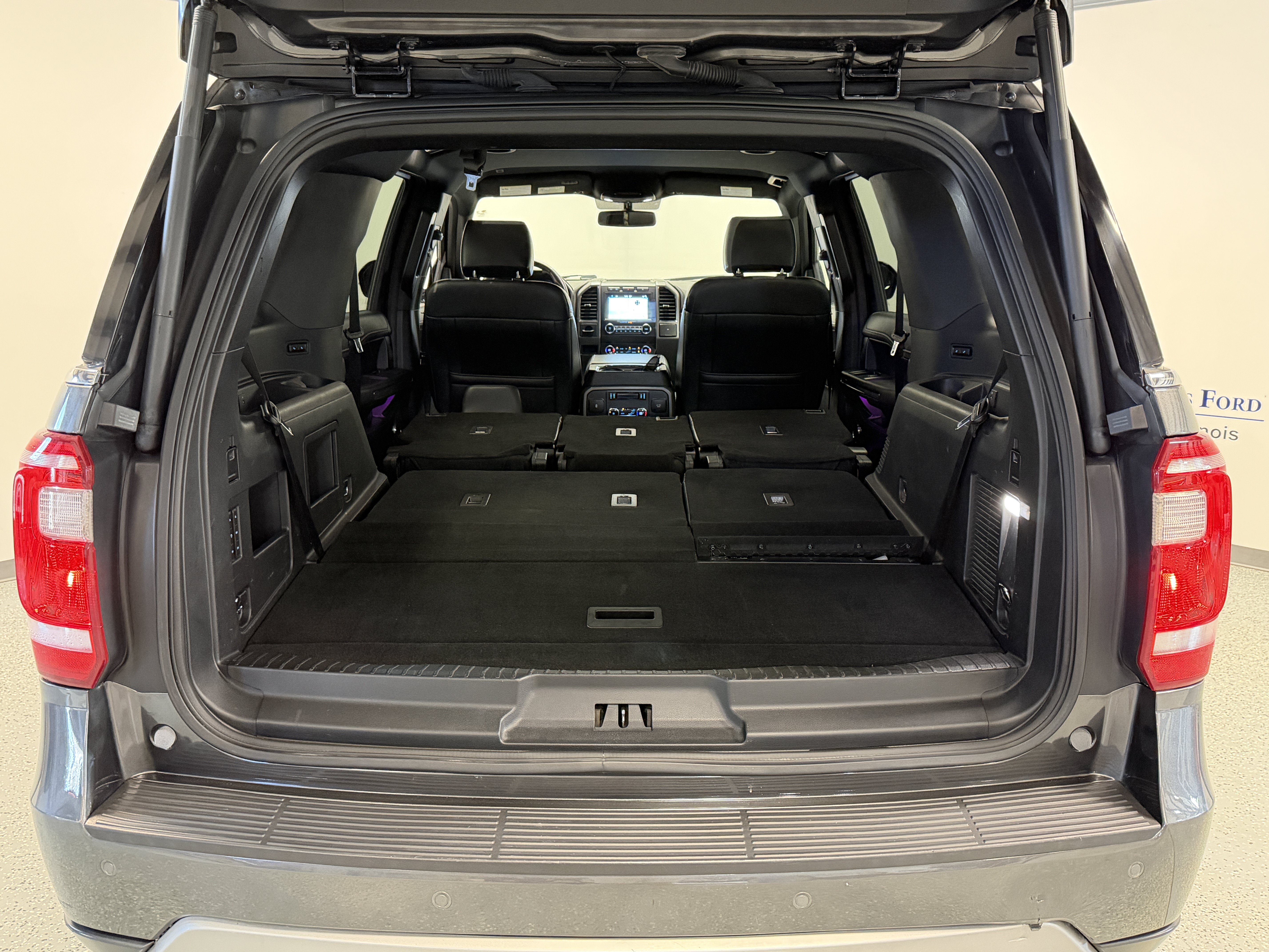 Used 2019 Ford Expedition XLT w/ Equipment Group 202A AWD/4WD image 29