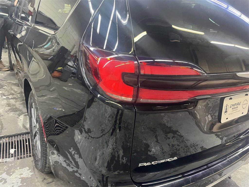 Used 2024 Chrysler Pacifica Select image 11