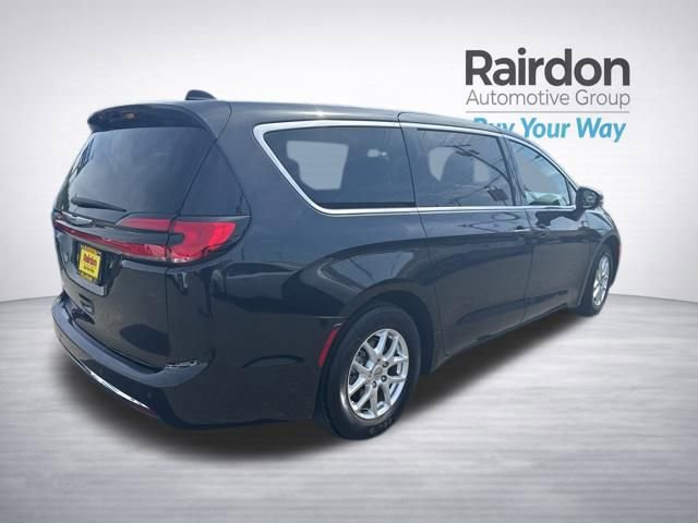 Used 2023 Chrysler Pacifica Touring-L FWD image 7