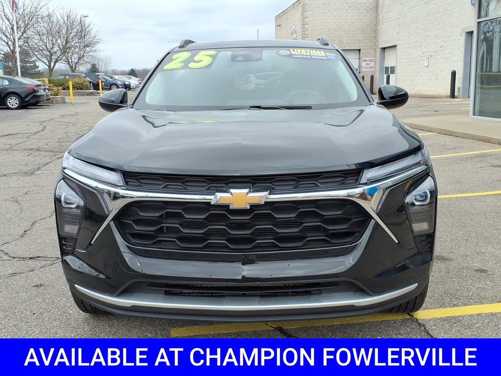 Used 2025 Chevrolet Trax LT image 2
