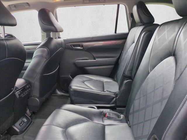 Used 2024 Toyota Highlander Platinum FWD image 18
