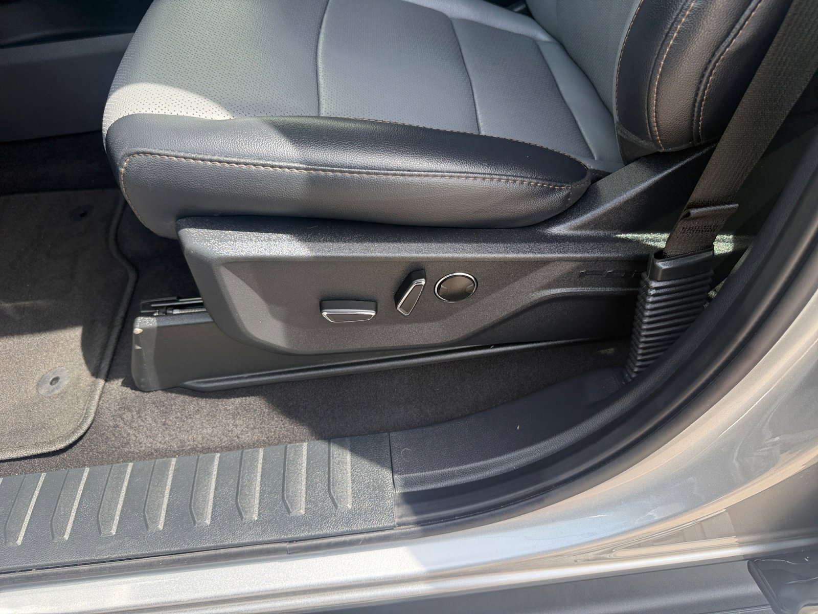 Used 2024 Ford F150 Lightning Lariat image 15