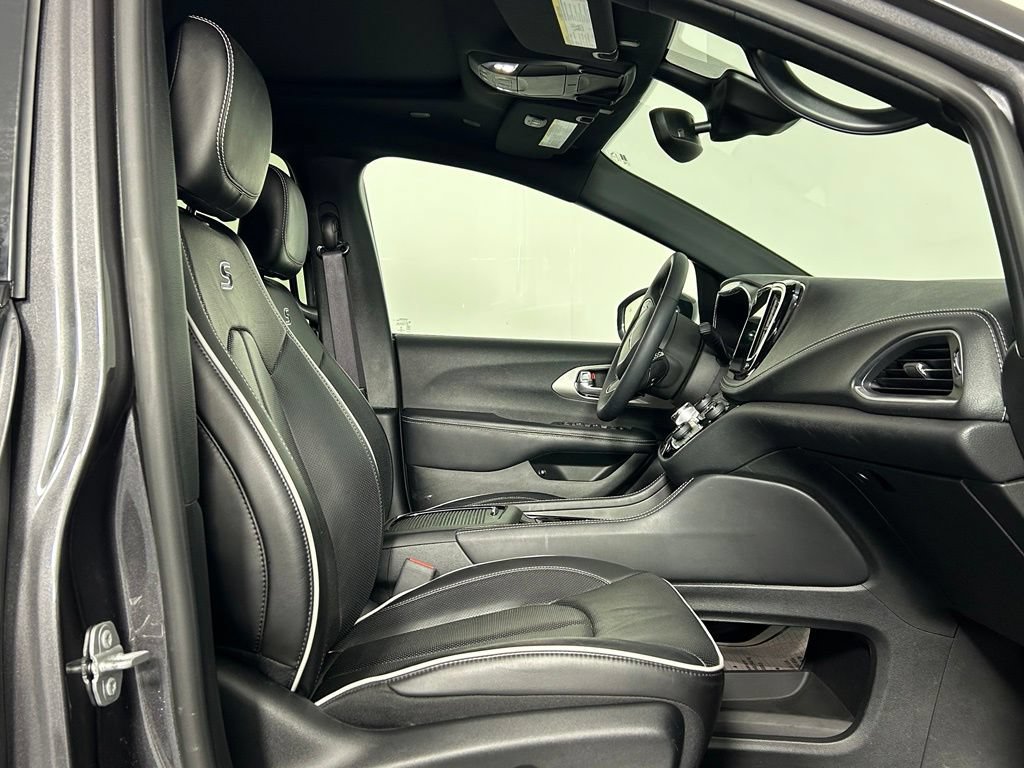 Used 2023 Chrysler Pacifica Limited w/ Uconnect Theater Family Group FWD image 10