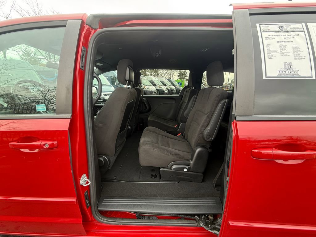 Used 2016 Dodge Grand Caravan SXT image 17