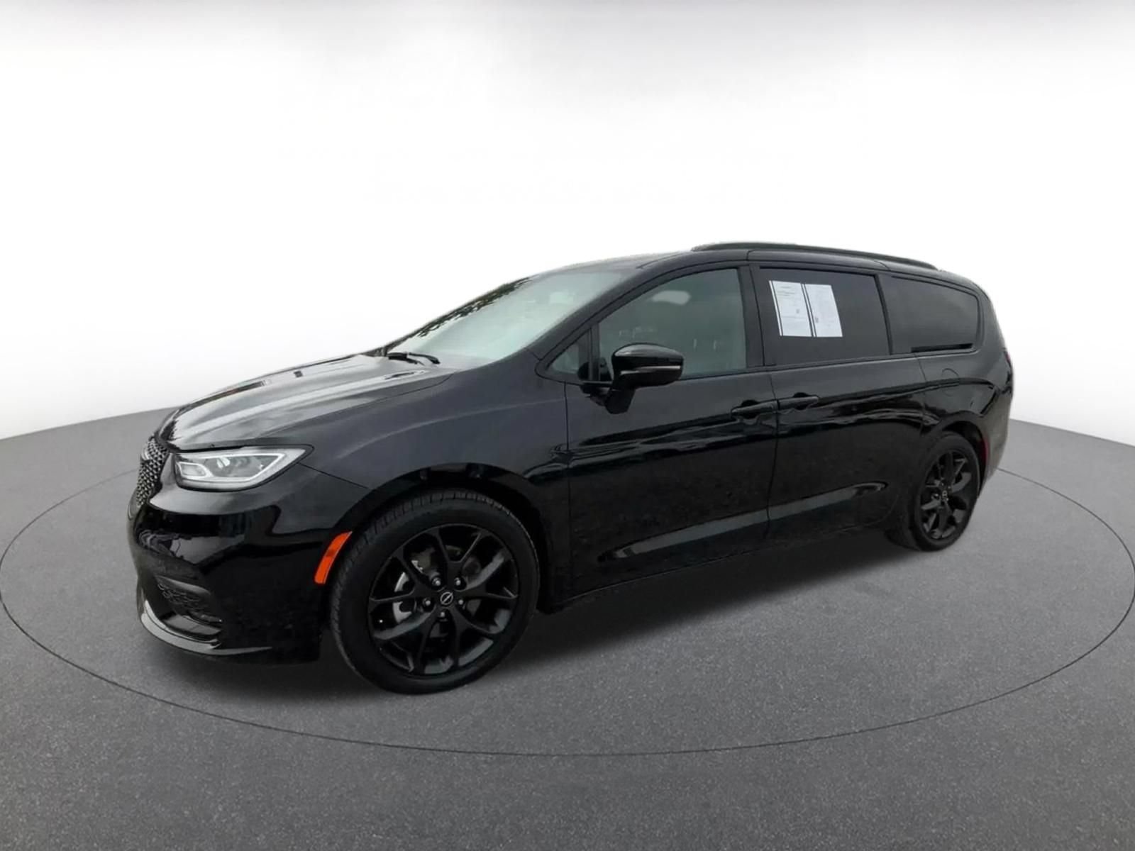Used 2025 Chrysler Pacifica Limited FWD image 7