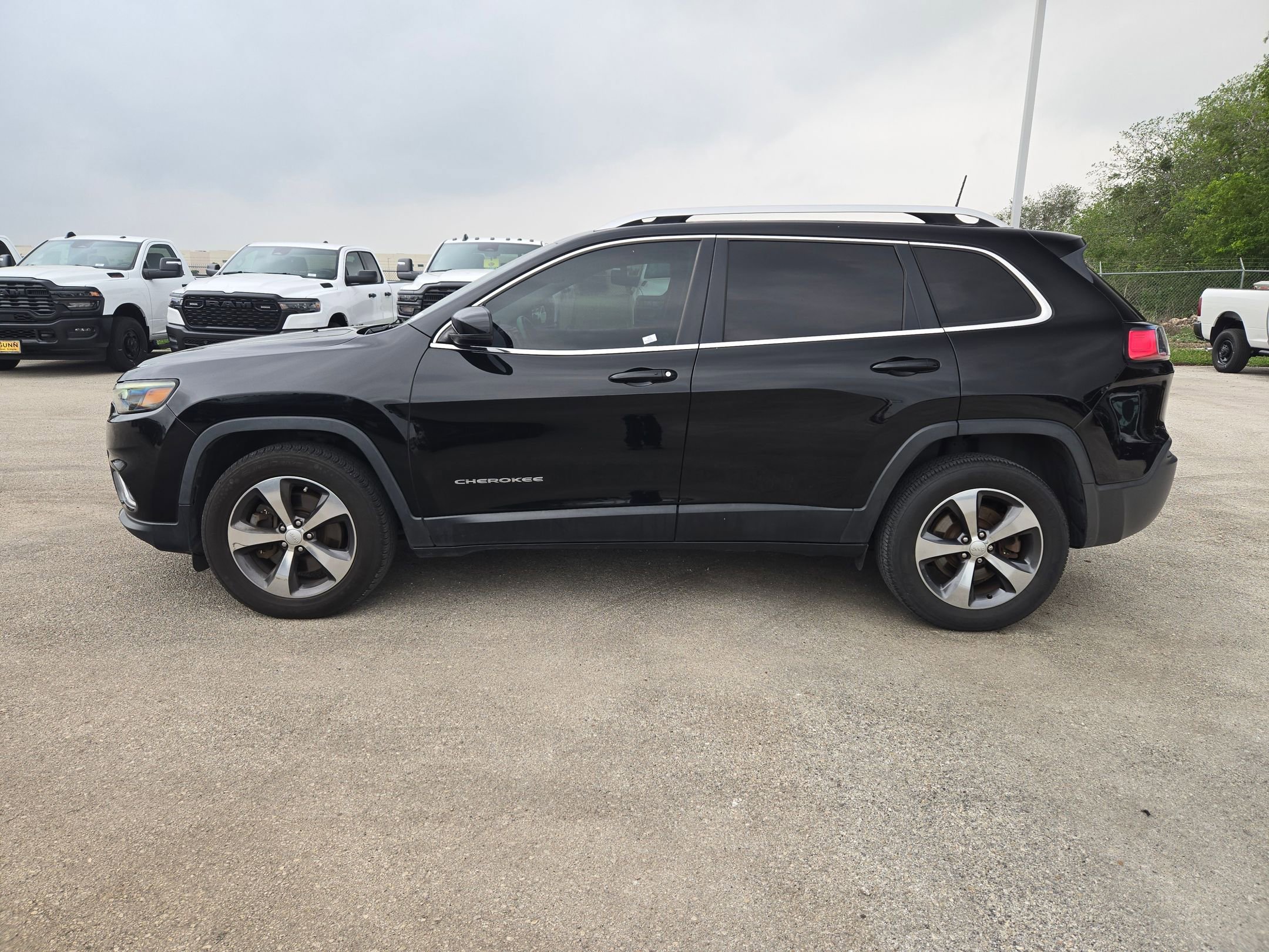 Used 2019 Jeep Cherokee Limited AWD/4WD image 6