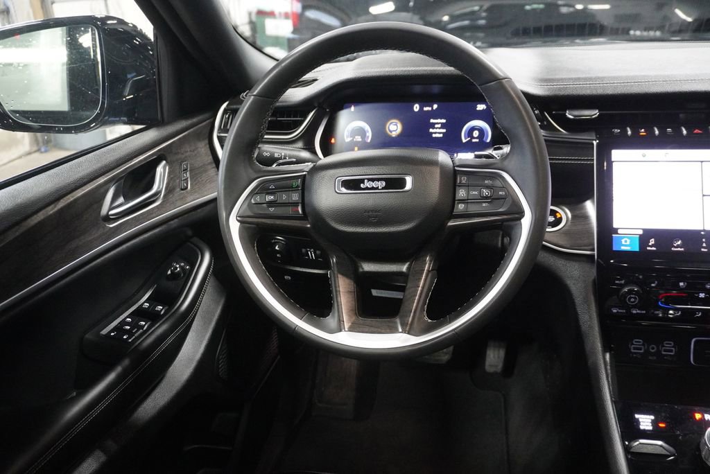 Used 2024 Jeep Grand Cherokee Limited w/ Luxury Tech Group II image 12