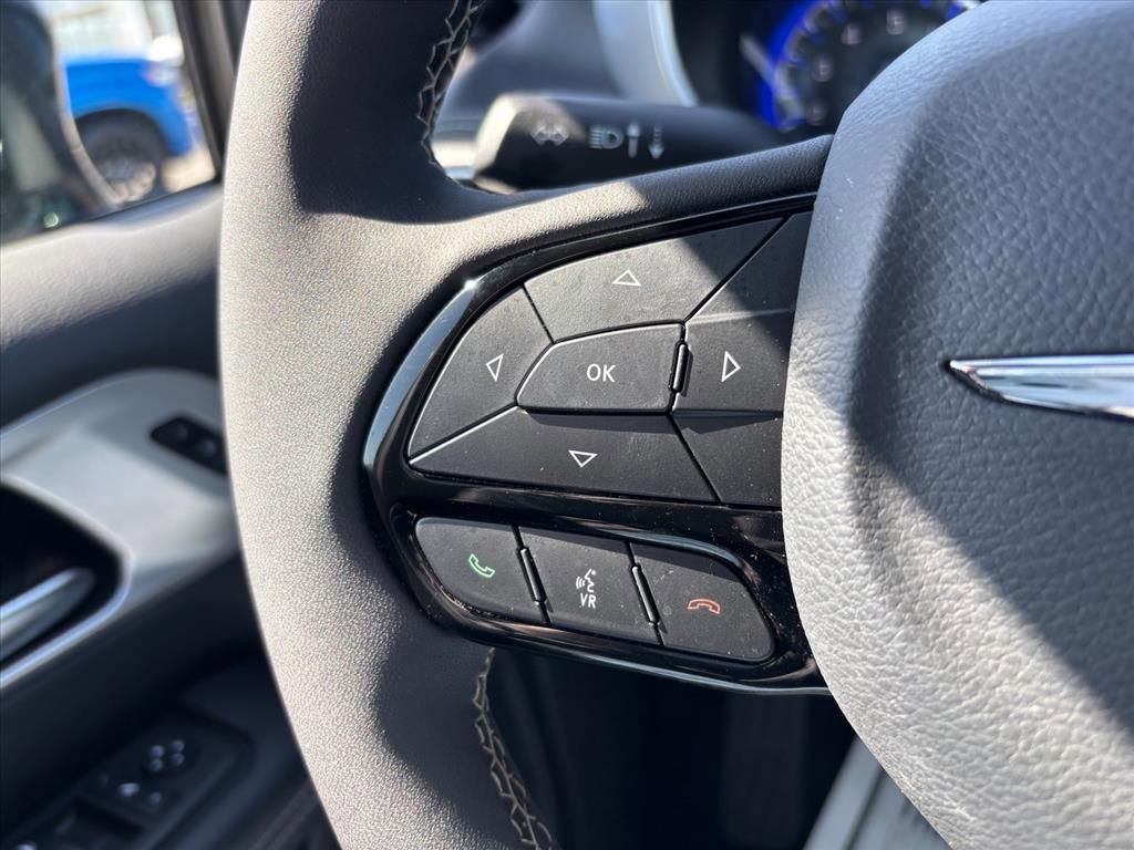 Used 2025 Chrysler Pacifica Limited image 17