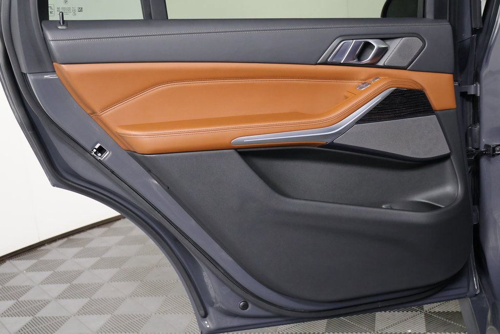 Used 2022 BMW X7 M50i image 14