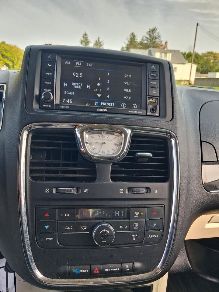 Used 2014 Chrysler Town & Country Touring FWD image 17