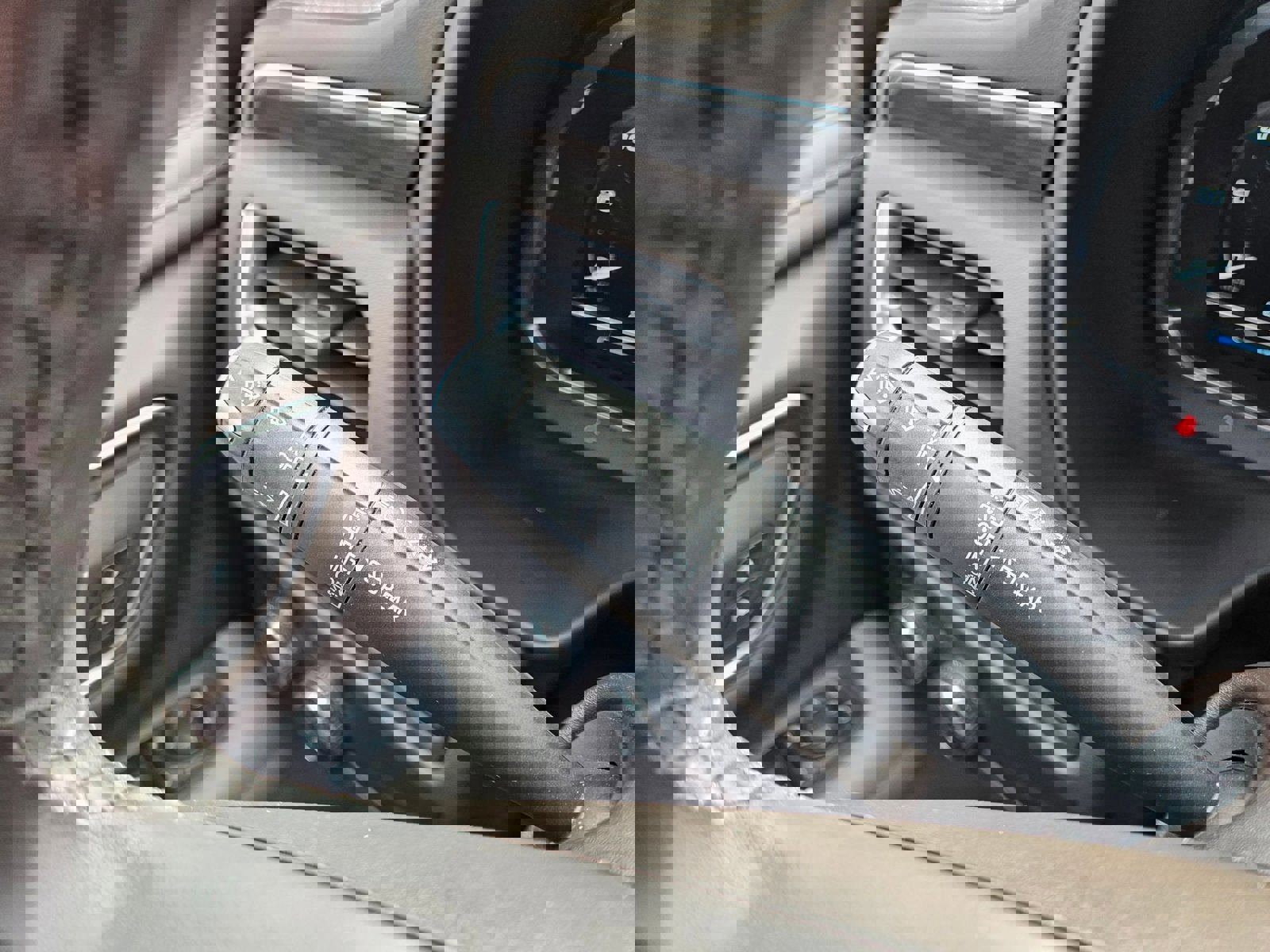 Used 2024 GMC Yukon SLT w/ SLT Luxury Package image 14