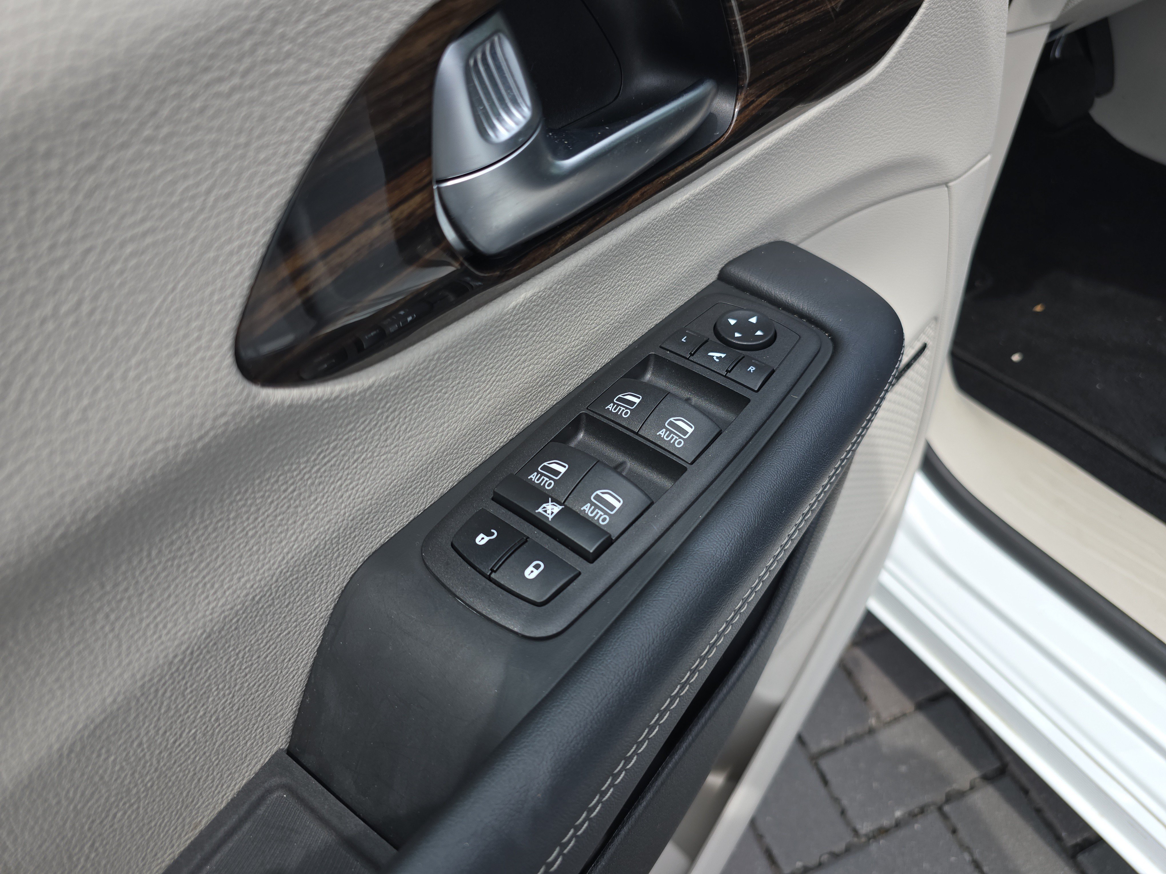 Used 2023 Chrysler Pacifica Limited w/ Uconnect Theater Family Group AWD/4WD image 18