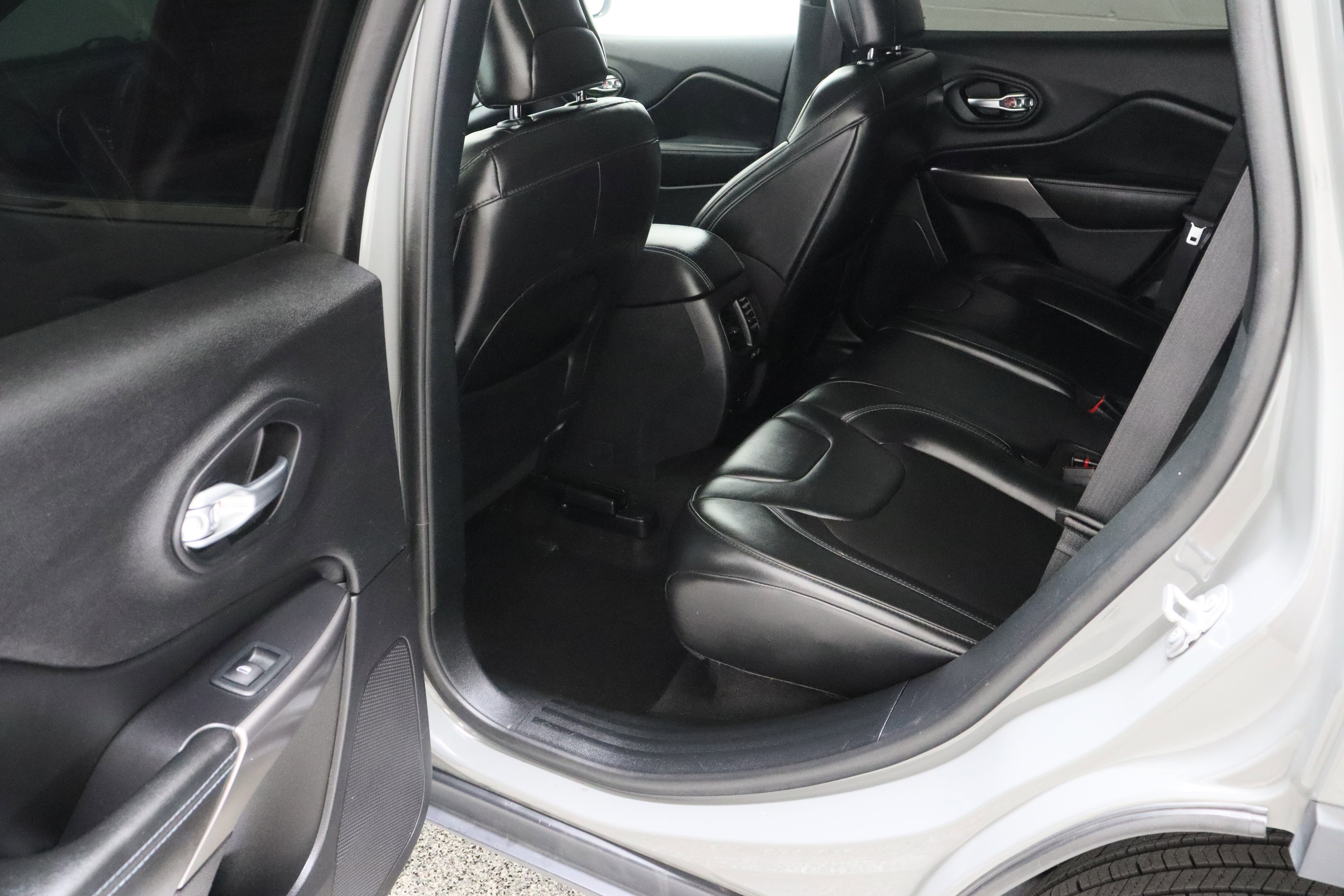 Used 2020 Jeep Cherokee Latitude Plus FWD image 27