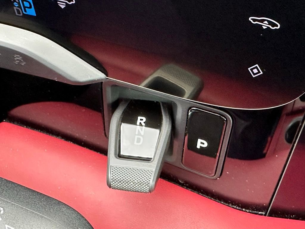 Used 2025 Porsche Taycan image 32