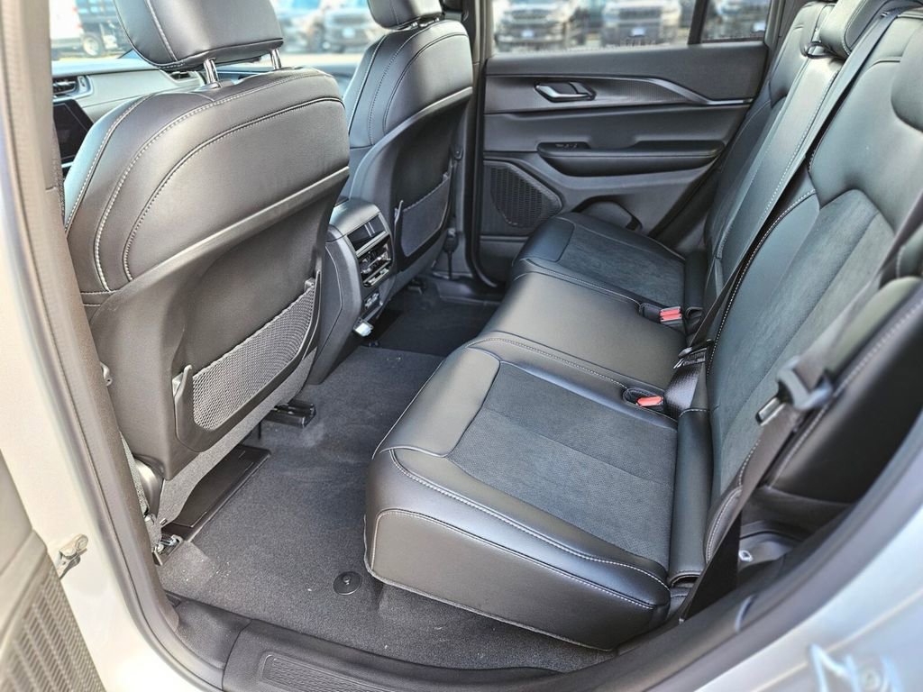 New 2025 Jeep Grand Cherokee Altitude image 16