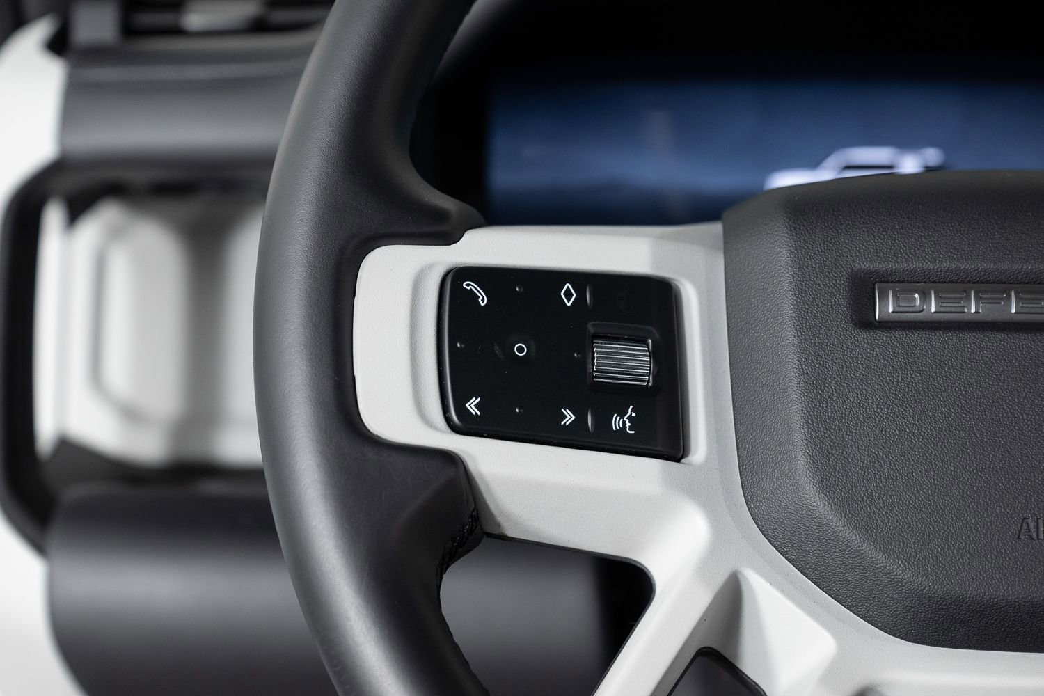 Used 2024 Land Rover Defender 110 SE image 31