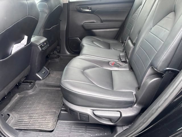 Used 2021 Toyota Highlander XLE AWD/4WD image 35