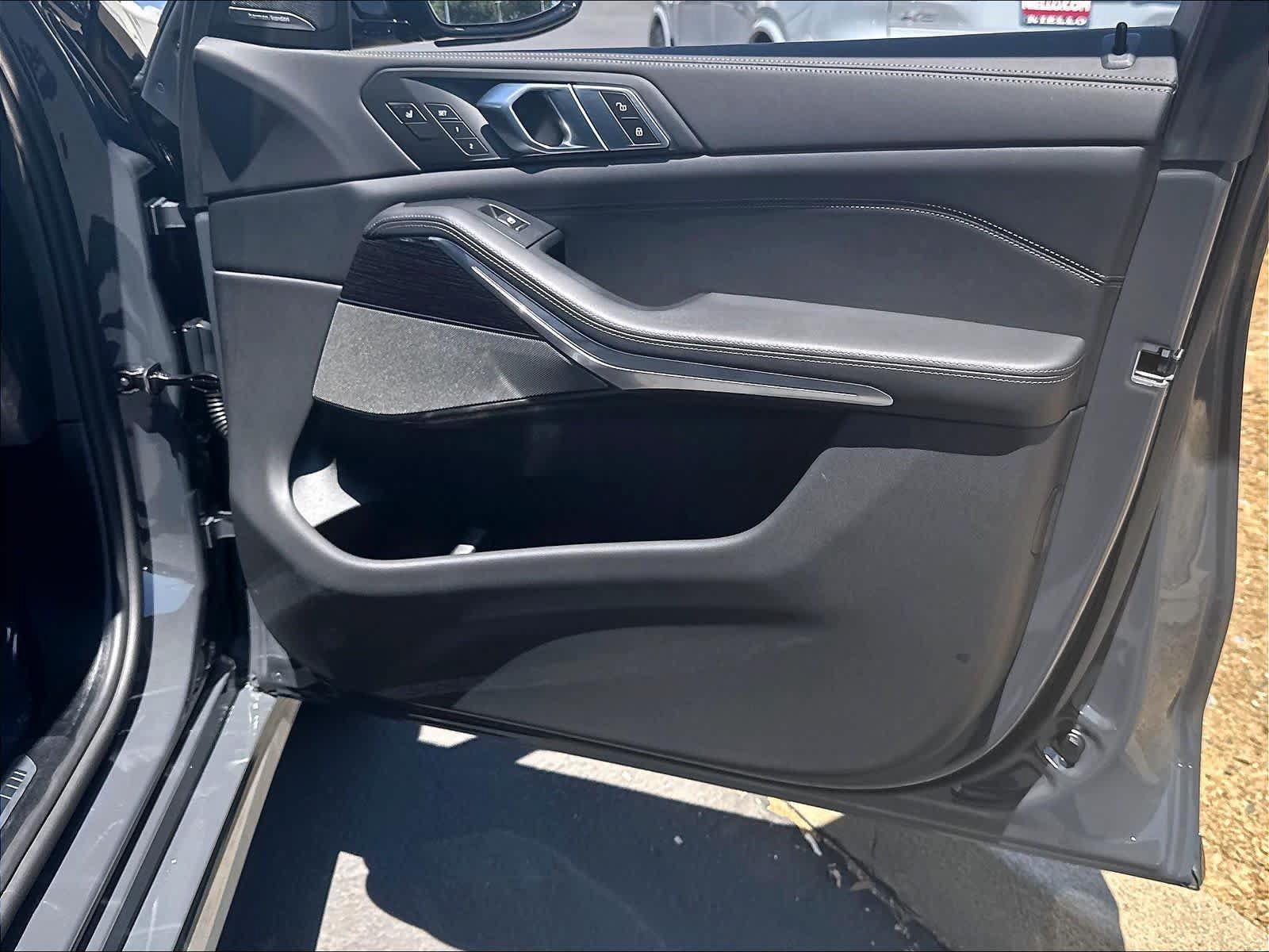 Used 2026 BMW X7 M60i AWD/4WD image 31