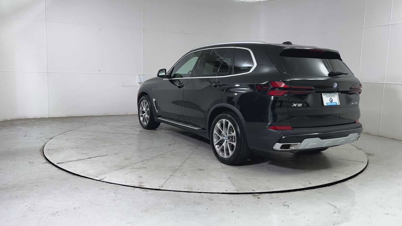 Used 2025 BMW X5 xDrive50e image 3